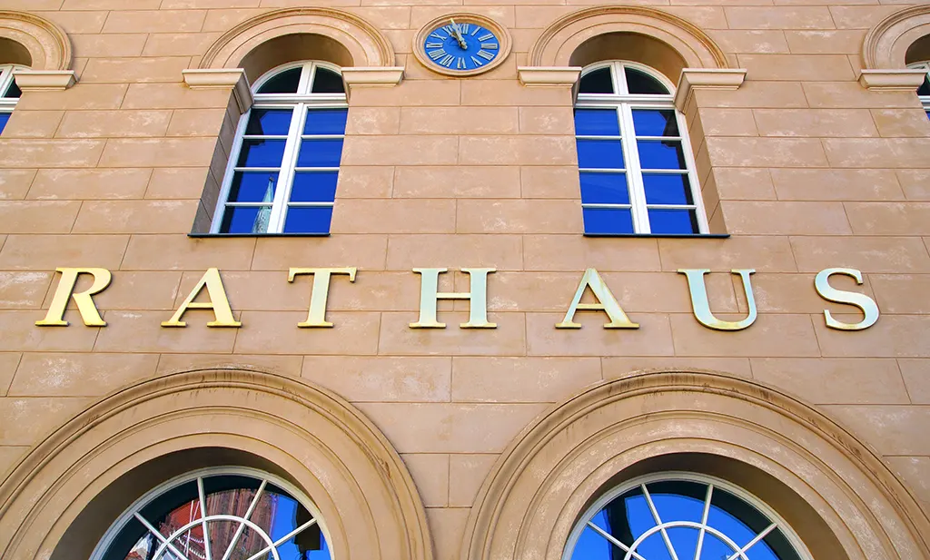 Buchstaben, die das Wort Rathaus ergeben